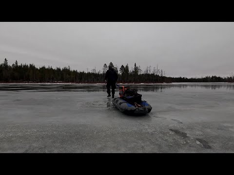 Видео: НА ТАКОМ ЛЬДУ ДУХ ЗАМИРАЕТ ОПАСНАЯ РЫБАЛКА ПО ПЕРВОМУ ЛЬДУ. ОПАСНЫЙ ТОНКИЙ ЛЁД НО ТЁЩЕ НУЖНА РЫБА