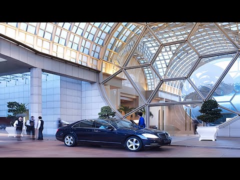 Видео: The Ritz Carlton Millenia Singapore, 5-звездочный отель класса люкс в заливе Марина (полный тур)