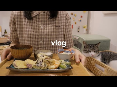 Видео: [Влог] Лукбук с дорожными нарядами. Часть 1 / Что в моей дорожной сумке? 👜✨