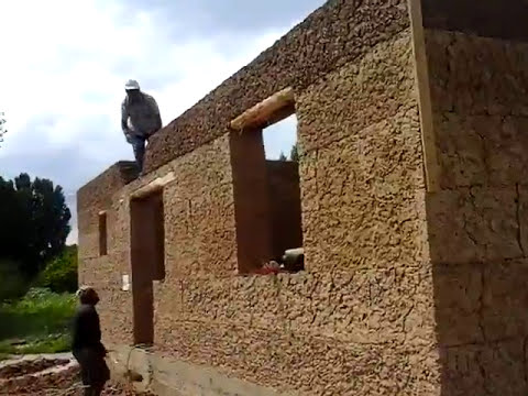 Видео: строительство стен глинянных домов