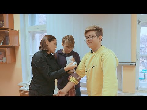 Видео: Открытый урок о правилах оказания Первой Медицинской Помощи при кровотечениях