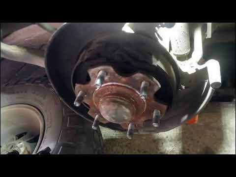 Видео: Что делать если стучат суппорта на паджеро 3 или ревизия суппортов и ручного тормоза.