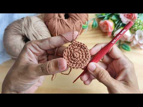 Видео: Это изделие, связанное крючком, может спасти вам жизнь! 💸💰 (с субтитрами)