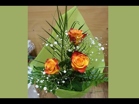 Видео: Как сделать букет из хризантем и роз