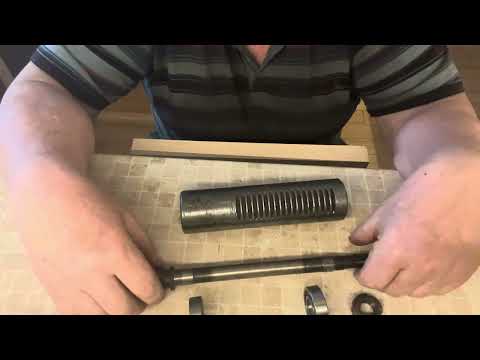 Видео: Пиноль настольной сверлилки. Замена подшипов . На какие и как правильно собрать