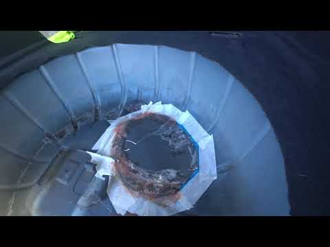 Видео: Jeep grand Cherokee WJ 2.7- 2003 Создание лючка на бензонасос