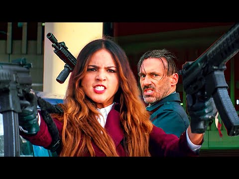 Видео: Современные Бонни и Клайд пытаются сбежать от ДЕСЯТКОВ полицейских | Малыш на драйве | отрывок