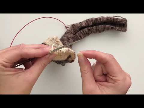 Видео: Китченер-стич — научитесь вязать мысок носка! БЕЗ собачьих ушек! — Учебник Crazy Sock Lady