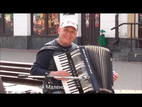 Видео: Порвал улицу и заставил прохожих танцевать... Классный музыкант!!!