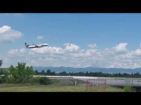 Видео: Ryanair take off from Sofia Airport | Излитане от летище  София |