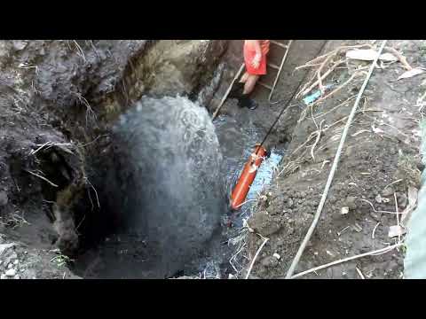 Видео: Пакет забил трубу часть 2! Прочистка канализации.Ремонт трубы!
