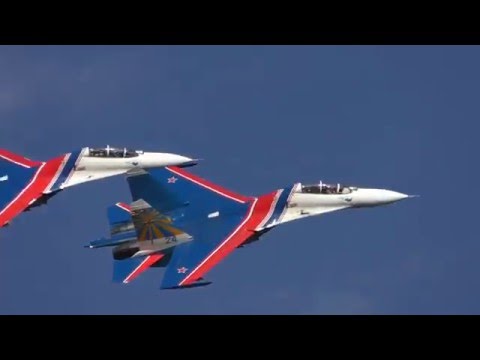 Видео: Русские Витязи на МАКС-2015 (Russian Knights at MAKS-2015). Высший пилотаж на Су-27 с радиообменом.