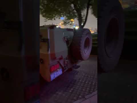 Видео: По Шанхаю на броневике…