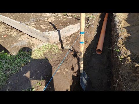 Видео: Как сделать уклон в траншее для канализационной трубы