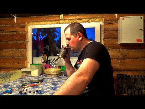 Видео: Опять уехал в Тайгу. Избу занесло снегом. Готовим в печке.