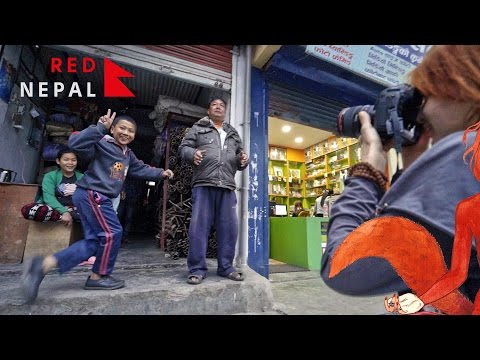 Видео: RedNepal. Как фотографировать людей на улице. Мастер-класс Эрики Парфёновой