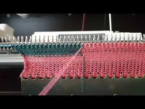 Видео: Интарсия без каретки на вязальной машине / Intarsia without a carriage on a knitting machine