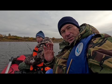 Видео: Рыбалка с лодки на кружки и спиннинг!