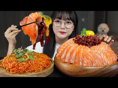 Видео: Сашими из лосося с юкхэ (сырой говядиной)🧡Острая смешанная лапша | Mukbang Asmr
