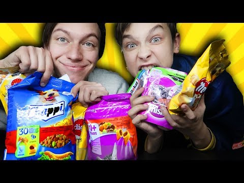 Видео: ПРОБУЕМ КОРМ ДЛЯ ЖИВОТНЫХ С МЛАДШИЙ БРАТОМ