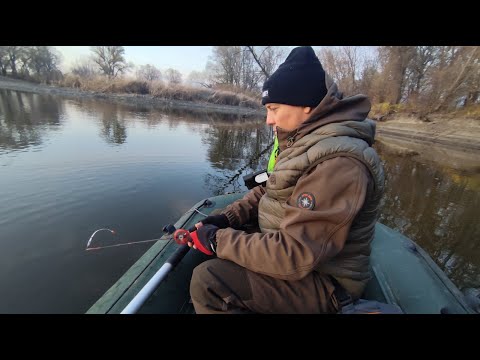 Видео: ДІСТАВ УДОЧКУ ІЗ ЗИМНЬОГО ЯЩИКА І НАТЯГАВ КАРАСІВ. Рибалка на карася