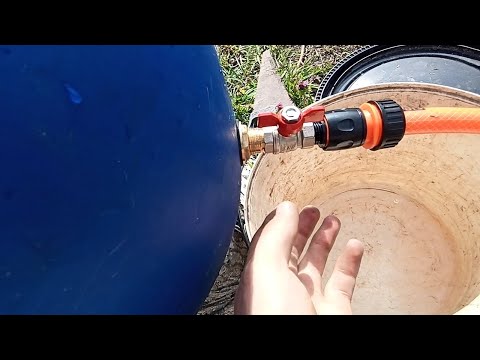 Видео: Самый простой капельный полив самотёком . Как сделать.#капельныйполив #самотёк #клубника