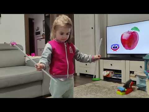 Видео: Кира собирает полочки