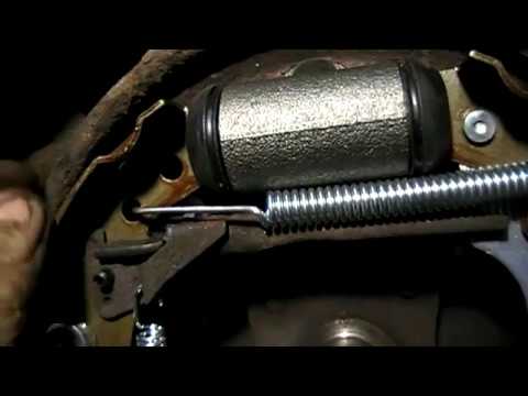 Видео: Рено Логан как поменять троса ручника/Renault Logan replacement of handbrake cables