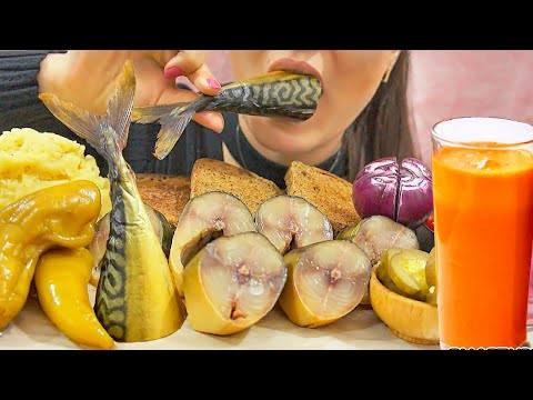 Видео: Smoked Mackerel СКУМБРИЯ И ПЮРЕ | ЖАРЕНЫЙ ХРУСТЯЩИЙ ХЛЕБ | маринованный лук и острый перец #asmr #yt