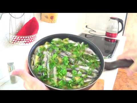 Видео: Тушенная мойва с картошкой