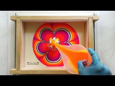 Видео: Изготовление мыла методом холодного литья в колонну (видео с техникой №33) Soap Challenge, май 20...
