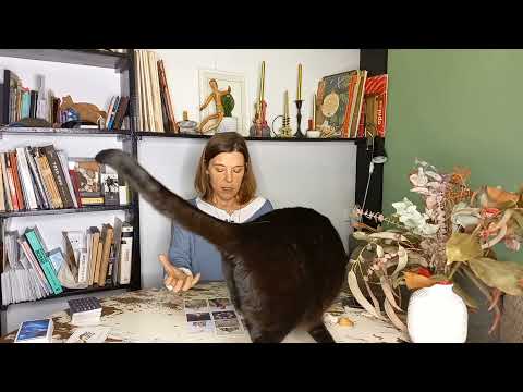 Видео: 🔥КАКОЙ МУЖЧИНА ИДЕТ В ВАШУ ЖИЗНЬ? Святочное гадание на суженого-ряженого.