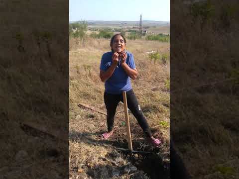 Видео: В село Дебелт Вижте жени как се правят къща и как копат основи за къща