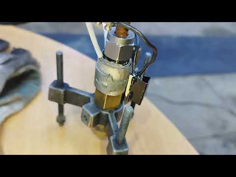 Видео: Подогрев форсунки горелки на отработанном масле.