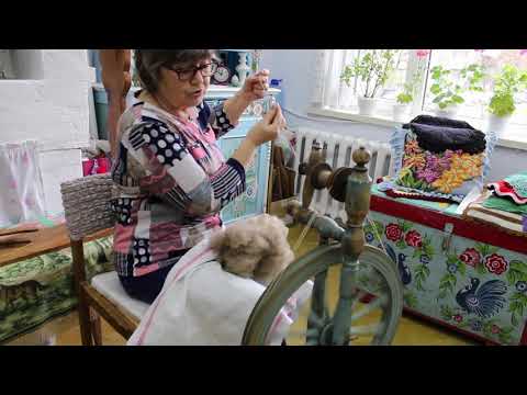 Видео: Прядение шерсти на самопрялке