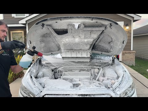 Видео: Очистка моторного отсека с изюминкой