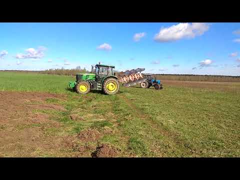Видео: Вспашка поля под картофель John Deere 6135B и MTZ1221