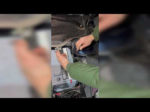 Видео: Замена аккумулятора на автомобиле mercedes gla x156 