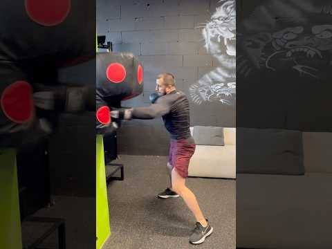 Видео: Комбинация, которая сочетает в себе пробивание защиты, работу ног #boxing #motivation #mma #prihod