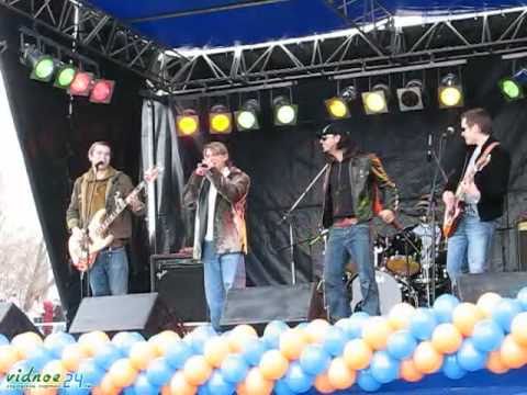 Видео: Выступлением группы "Корни"