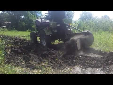 Видео: Лівостороній плуг до мототрактора. Оранка