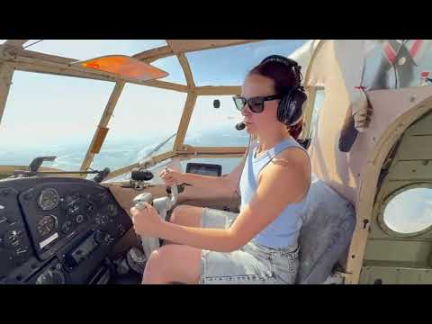 Видео: Бегункова осваивает новый самолет АН-2