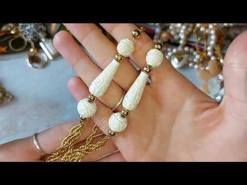 Видео: Розпаковка лота з вінтажною біжутерією з США, Trifari, Monet, Avon, Charming Charlie, Lucky Brand