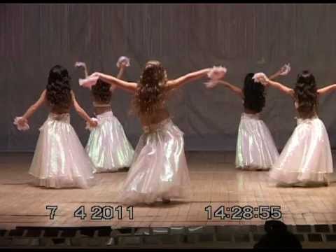 Видео: восточный "танец с цветами"