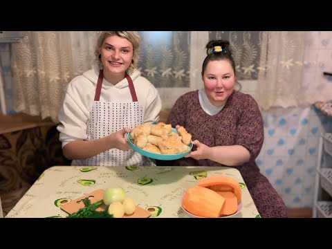 Видео: Семья на кухне:пирожки с картошкой/мясом