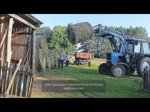 Видео: привезли рулоны сена и укладка в пирамиду ))