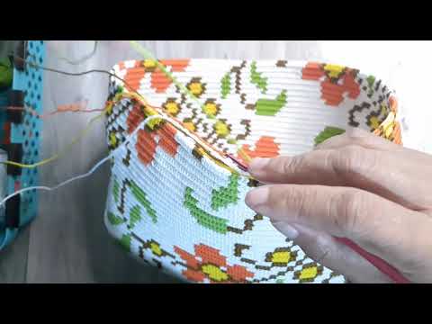 Видео: Гобеленовая сумка крючком, цветочный мотив 2 (часть 16)