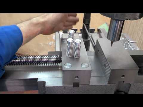 Видео: Простое базирование цилиндрического изделия в тисках