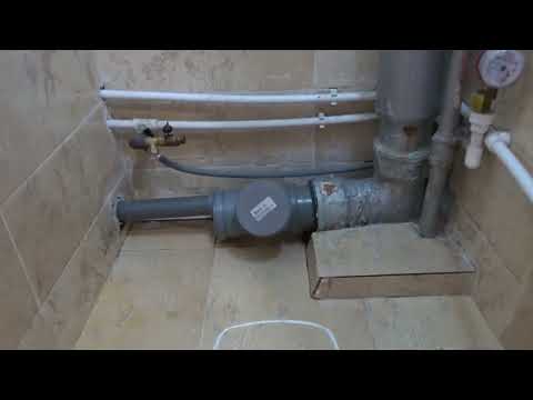 Видео: Установка унитаза. Как подружить унитаз с чугунной трубой и не потерять много места