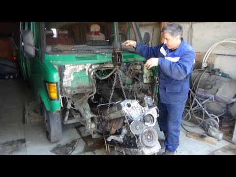 Видео: Установка двигателя ОМ 603 в Мерседес 208